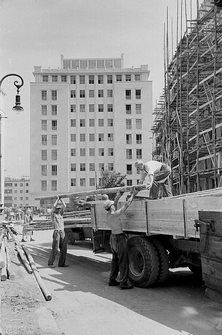 12 Il grattacielo a Weberwiese a costruzione quasi ultimata nel 1952 A - фото 13