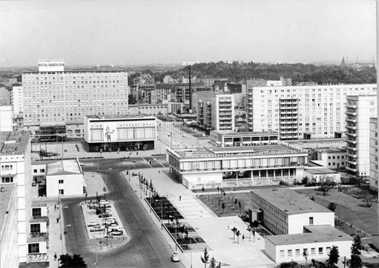 19 Il centro di intrattenimento intorno al Kino International nel 1965 - фото 20