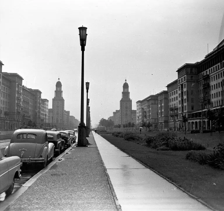 6 Le due torri sormontate da cupole di Frankfurter Tor nel 1960 A lato - фото 7