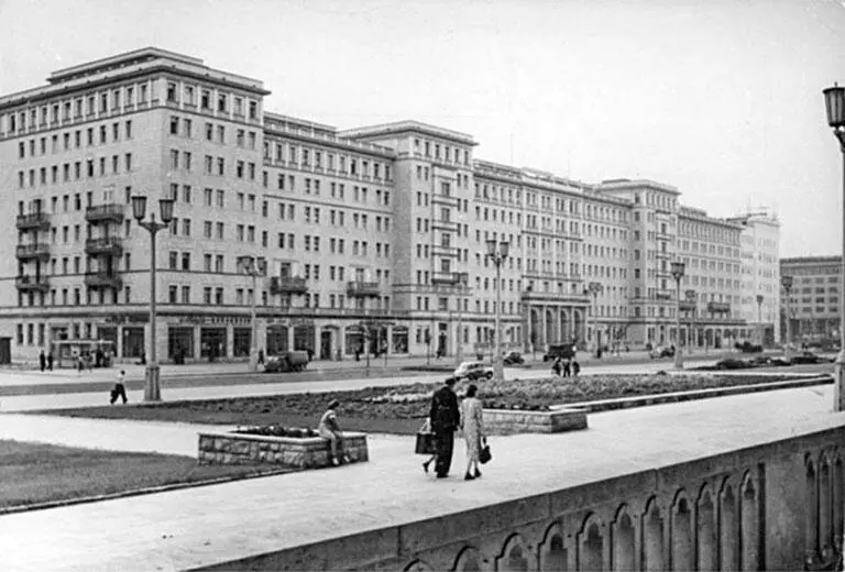 9 Uno dei palazzi dei lavoratori più imponenti verso la fine della sua - фото 10