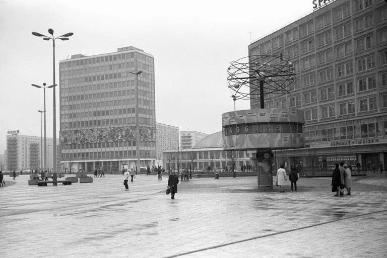24 Il vecchio e il nuovo ad Alexanderplatz nel 1971 a destra lAlexanderhaus - фото 25
