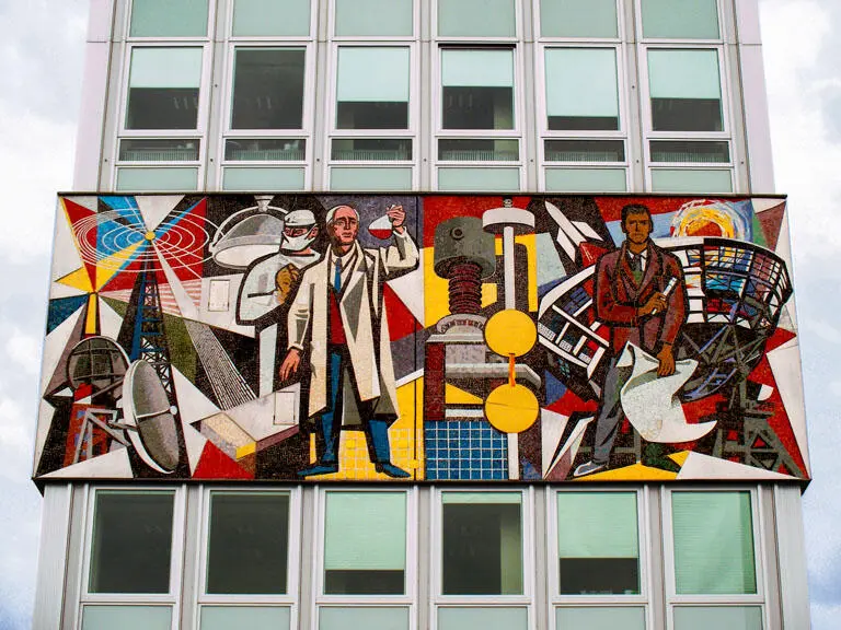 22 Il mosaico di Walter Womacka che adorna la Casa degli Insegnanti Lartista - фото 23