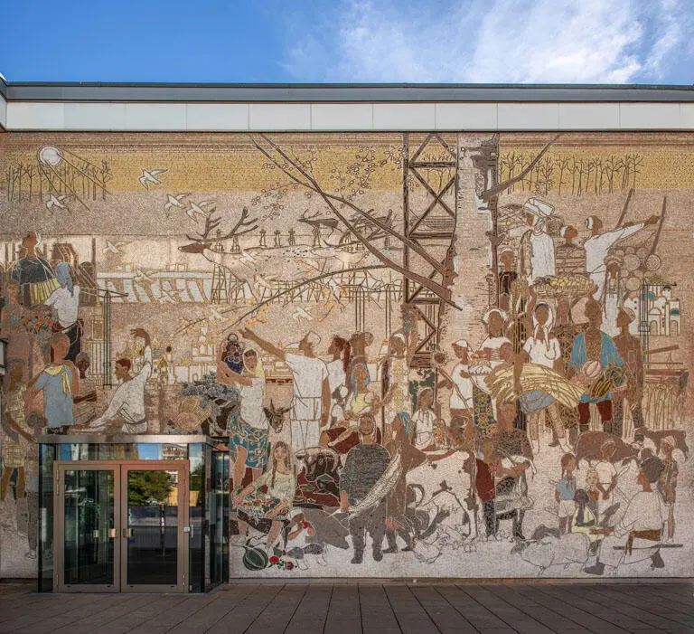 20 Il mosaico di Bert Heller che decora la facciata del Café Moskau Questo - фото 21
