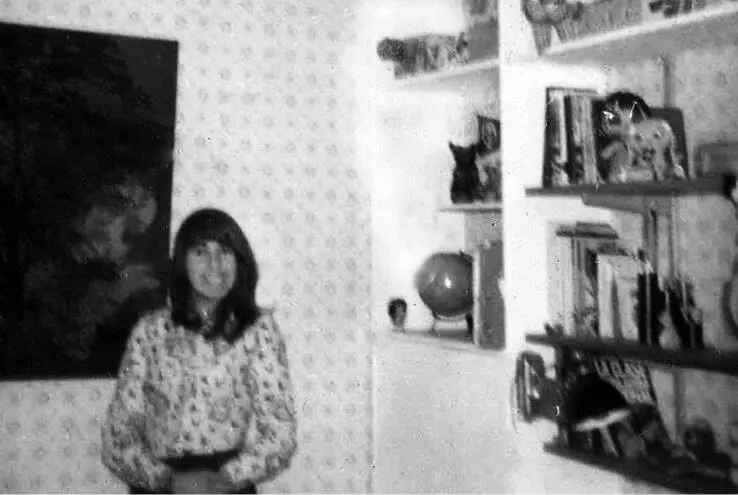 María Claudia en su habitación 1975 JUNTOS DIMOS POR ABOLIDO EL IMPERIO DE - фото 3