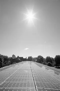 Sol frente a un panel fotovoltaico Ventajas e inconvenientes Se pueden - фото 5