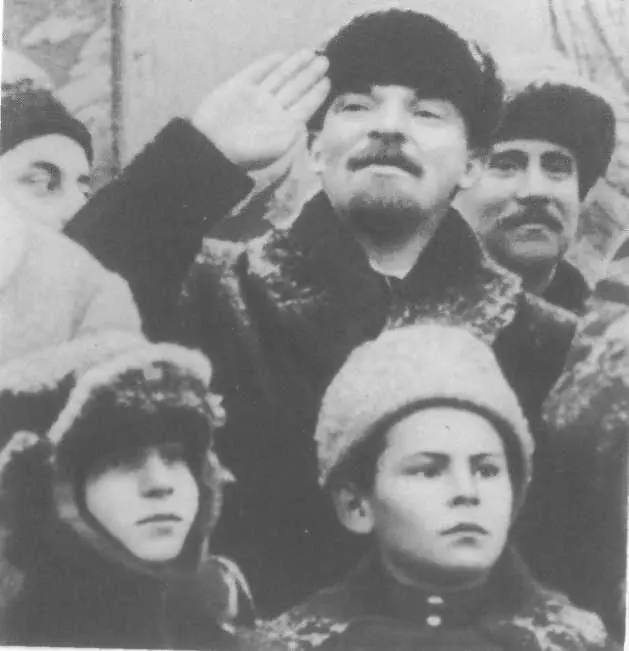 7 ноября 1919 г В И Ленин приветствует проходящих по Красной площади солдат - фото 198