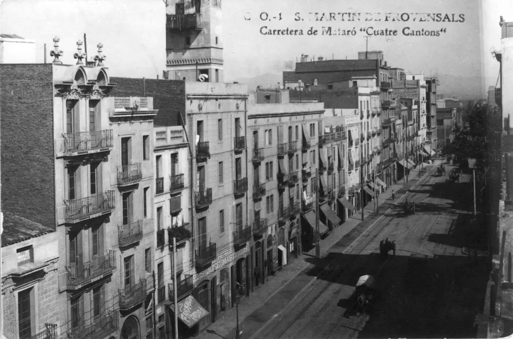 Els quatre cantons el 1910 quan era la porta dentrada al Poblenou A lArxiu - фото 14