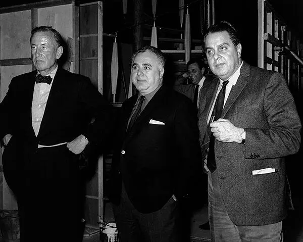 Ian Fleming l besucht den Dreh von Goldfinger 1964 neben ihm die - фото 4