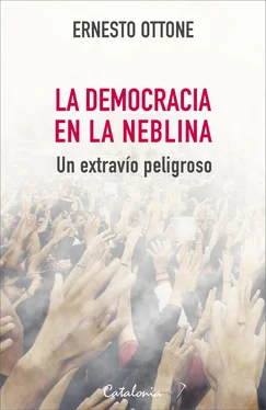 Ernesto Ottone ﻿La democracia en la neblina обложка книги