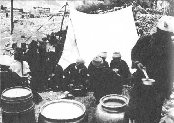 Во время каждого праздника выпивают сотни литров пива чанга Монах в Тхунри - фото 22
