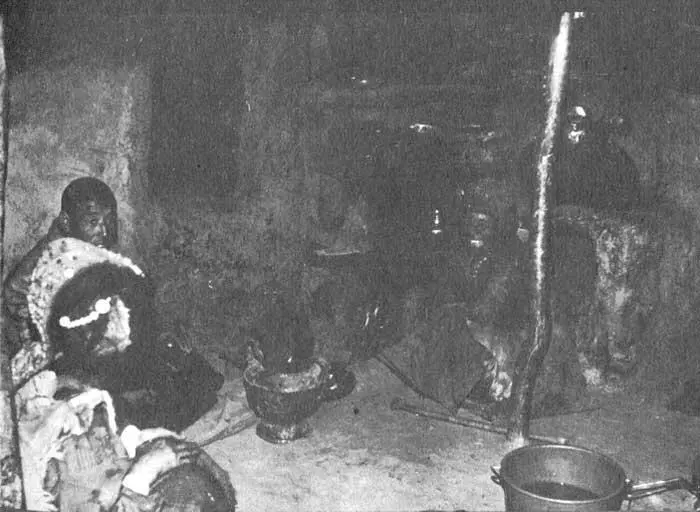Лобсанг со своими старенькими тетушками Князь Зангла перед отъездом Мишеля - фото 24