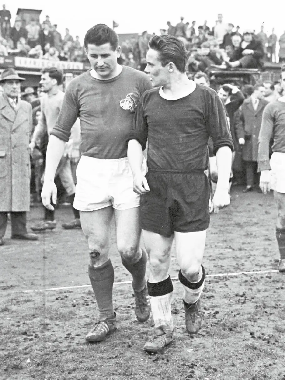 Die Nationalspieler Helmut Rahn l und Albert Brülls beim Derby an Karneval - фото 4