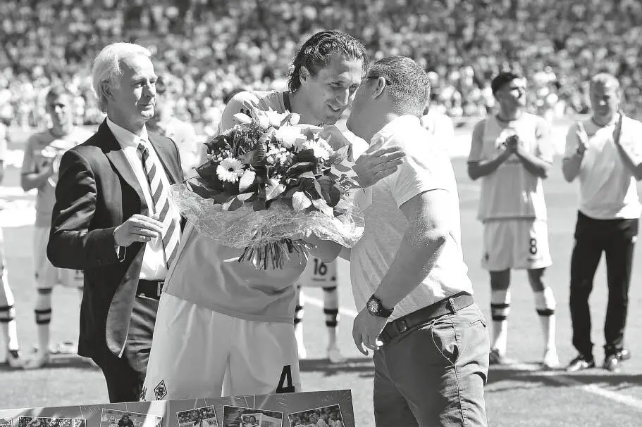Roel Brouwers wird am 7 Mai 2016 im BorussiaPark von Manager Max Eberl r - фото 6