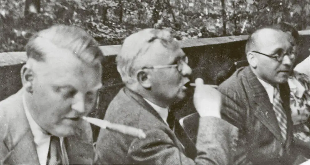 Ein Bild aus fröhlichen Institutstagen Ludwig Erhard und Wilhelm Vershofen - фото 10