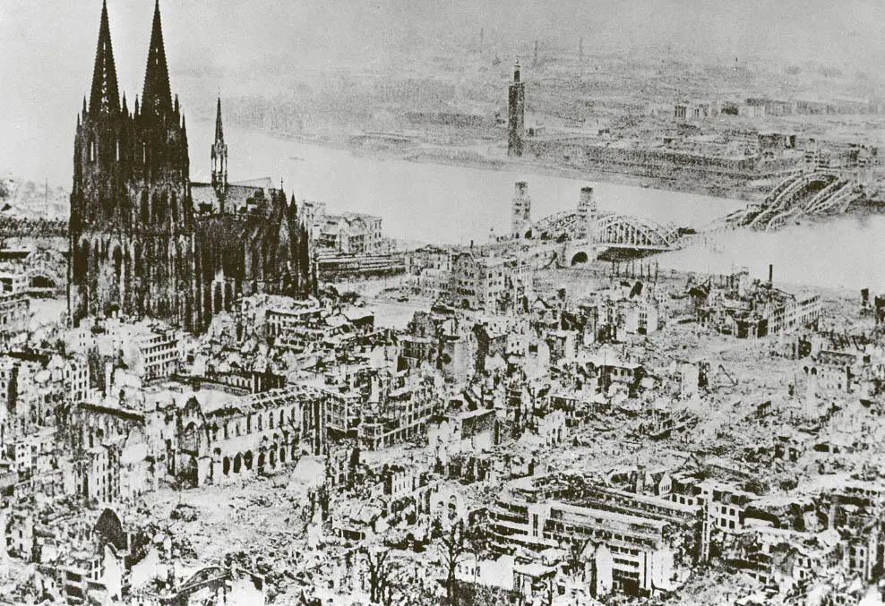 Luftaufnahme einer Trümmerwüste Köln als kriegswichtiger Verkehrs und - фото 13