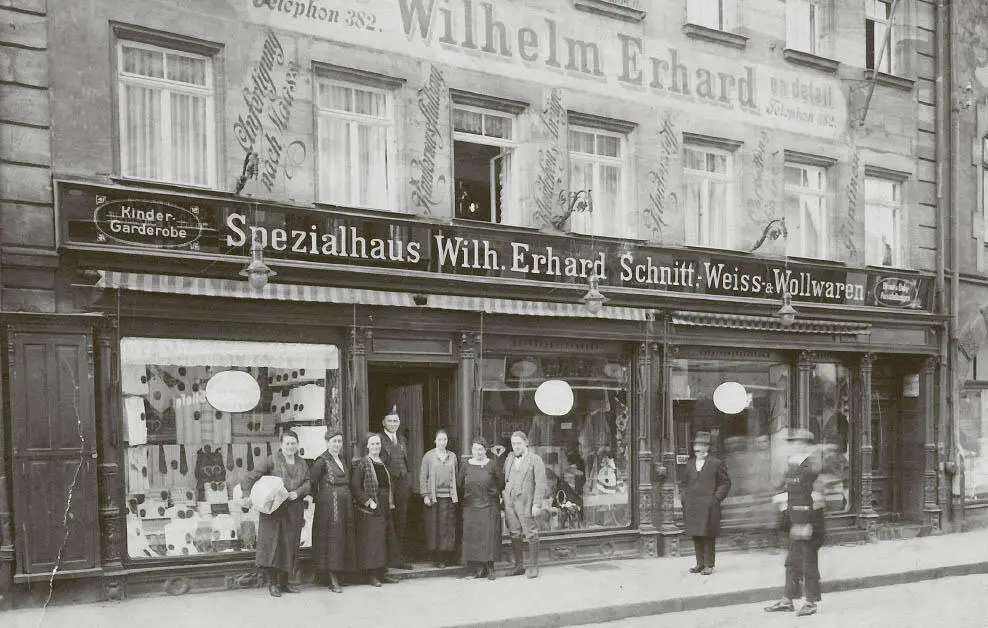 Geburtshaus und Laden der Familie Erhard in Fürth um 1900 heute Teil des - фото 7