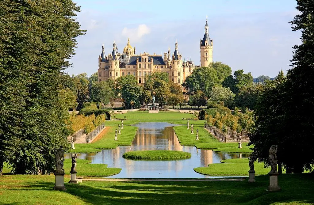 Das prächtige Schloss samt Schlosspark Im Zweiten Weltkrieg blieb die - фото 9