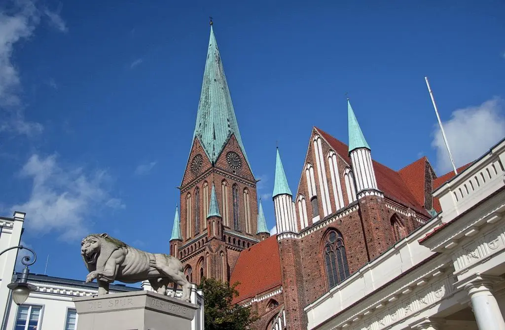 Löwe Dom und Neues Gebäude am Altstädischen Markt Die imposante dreischiffige - фото 14