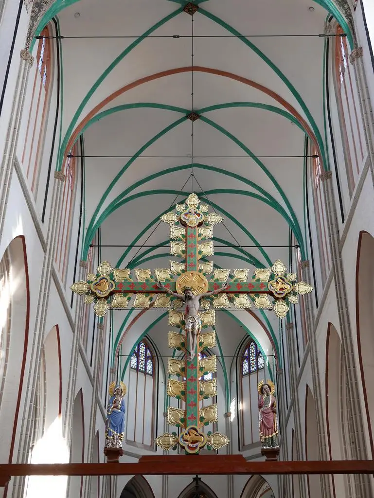 Das prächtige Triumphkreuz im Dom stammt ursprünglich aus Wismars Marienkirche - фото 15