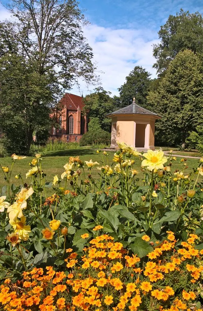 Schlosspark und Schlossplatz zweifellos eine der schönsten Parkanlagen in - фото 25