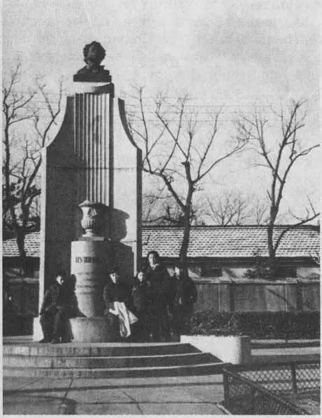 Шанхай Памятник АС Пушкину установленный в 1945 г и разрушенный - фото 3