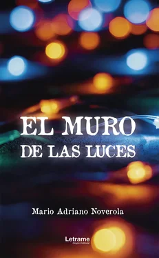 Mario Adriano Noverola El muro de las luces обложка книги