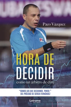 Paco Vázquez Hora de decidir обложка книги