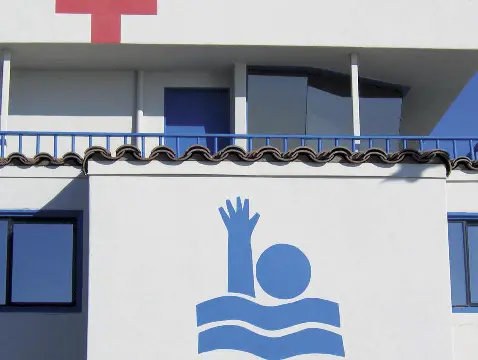 Puesto de salvamento en la playa para atender las urgencias médicas y prestar - фото 27