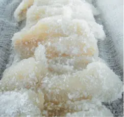 Pilas de pescado durante el proceso de salazón en seco bac - фото 76