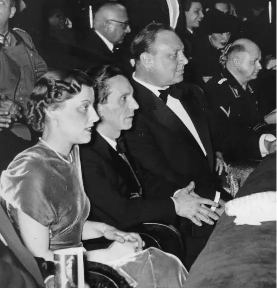 5Marianne Hoppe neben Goebbels und Jannings 1937 Es handelt sich bei Hoppes - фото 6