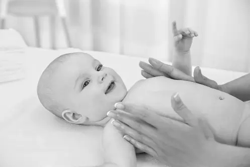 Los masajes en los bebés se utilizan principalmente para estimular sus sentidos - фото 11