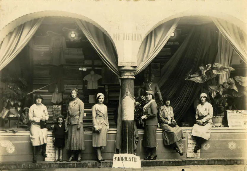 Delegadas al Congreso Agrícola Las damas de los extremos lucen trajes hechos - фото 38
