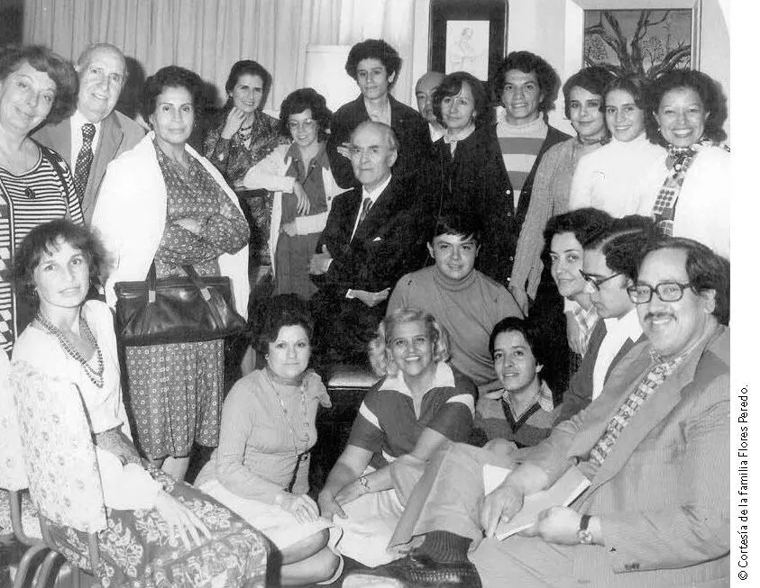 Carmen con bolsa y Ernesto Flores abajo a la derecha con alumnos Pero - фото 10