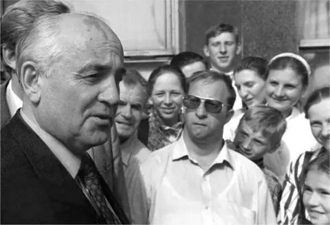 6 Meeting the voters in Volgograd 9 May 1996 Photo A Stepin 7 Discussion - фото 6