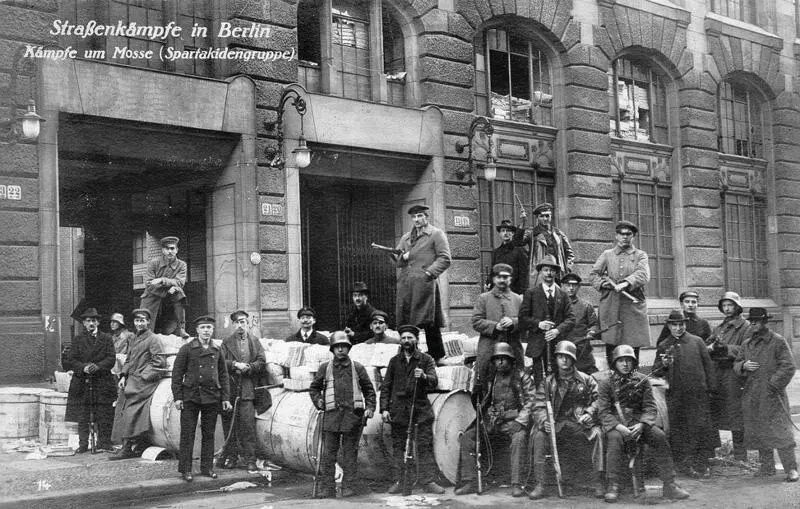 Grupo de revolucionarios espartaquistas en las calles de Berlín enero de 1919 - фото 4