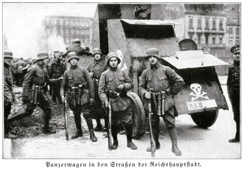 Miembros de los Freikorps delante de un carro blindado en las calles de Berlín - фото 3