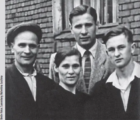 Die Familie Jaschin Vater Iwan Petrowitsch Stiefmutter Alexandra Lew und - фото 7
