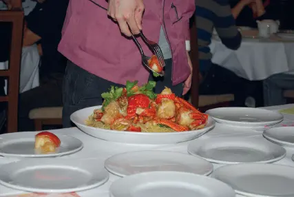 Servicio a la inglesa donde el camarero sirve la comida a los clientes en la - фото 62