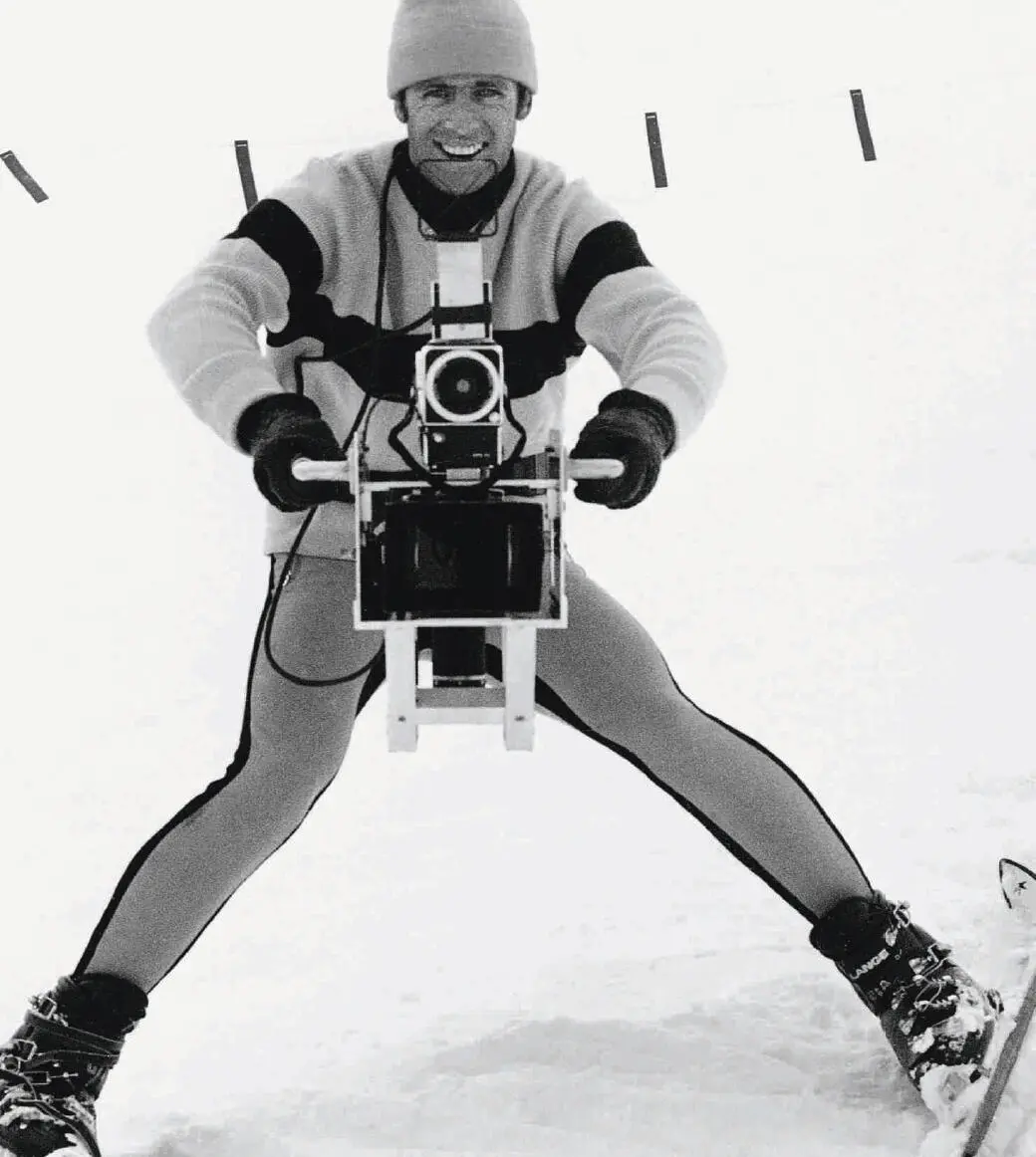 Kameramann auf Skiern Willy Bogner filmt die Skistunts beim Dreh des - фото 7
