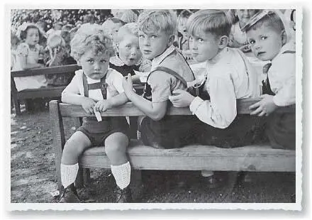 Blonder Lausbub Aki Lütkebohmert im Kindergarten Auf der Bank ist er der - фото 4