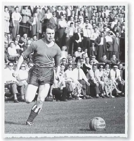 Günter Siebert 1956 in einem Spiel für Schalke 04 Und doch verschafft er sich - фото 2