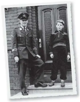 Der neue Trainings anzug Aki Lütkebohmert mit Vater Franz 1960 in Heiden - фото 5