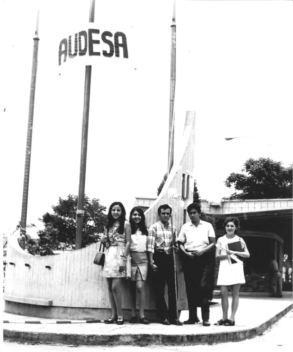 Estudiantes en la entrada de la UIS Fotografía de Saúl Meza Bucaramanga Años - фото 8