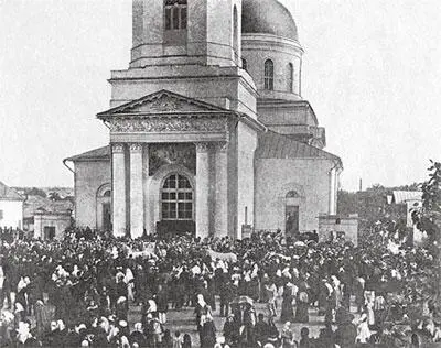 Прихожане храма свв мчч Флора и Лавра перед молебном на церковном дворе - фото 25