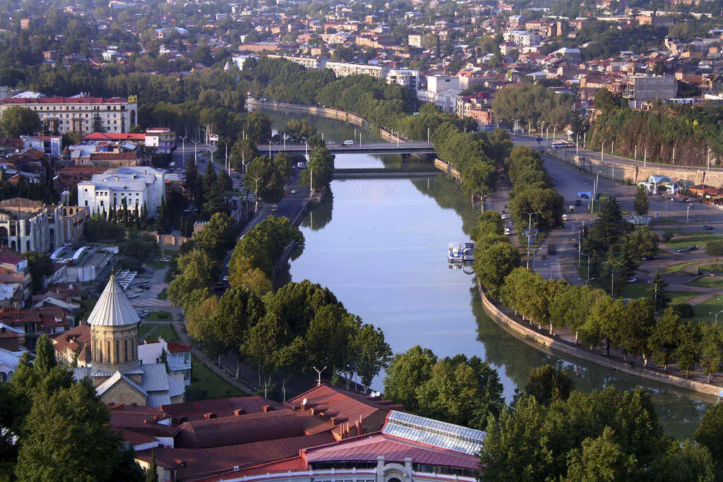 El río Kurá en Tiflis Cenkertekin iStockphoto Paisajes majestuosos y - фото 4