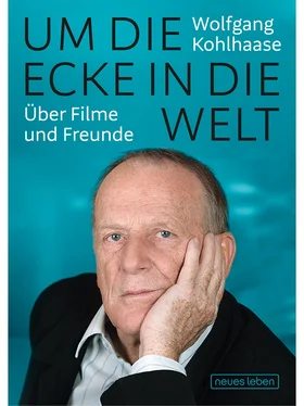 Wolfgang Kohlhaase Um die Ecke in die Welt обложка книги