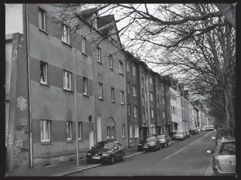 Die Straße Auf den Holln in BochumWerne heute Ganz links das Haus in dem - фото 3