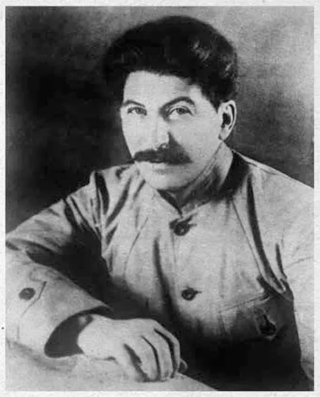 Сталин в 1917 году Получив свободу в результате Февральской революции он - фото 7