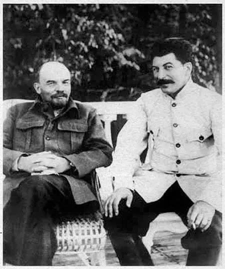 Сталин и Ленин в Горках 1922 год Через некоторое время Ленин продиктовал - фото 9