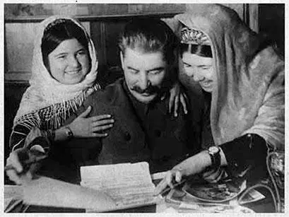 Конференция хлопководов 1936 год Кандидаты съезда общаются с отцом народов - фото 10